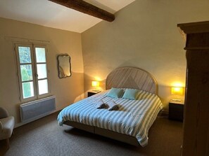 4 عدّة غرف نوم ومكواة/لوح كي وملاءات أسرّة