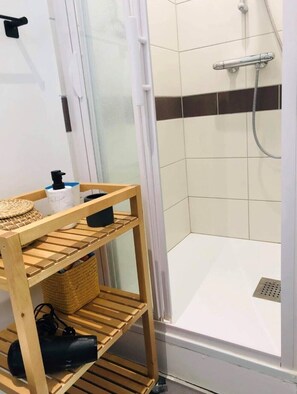 Dusche, Haartrockner, Handtücher, Seife