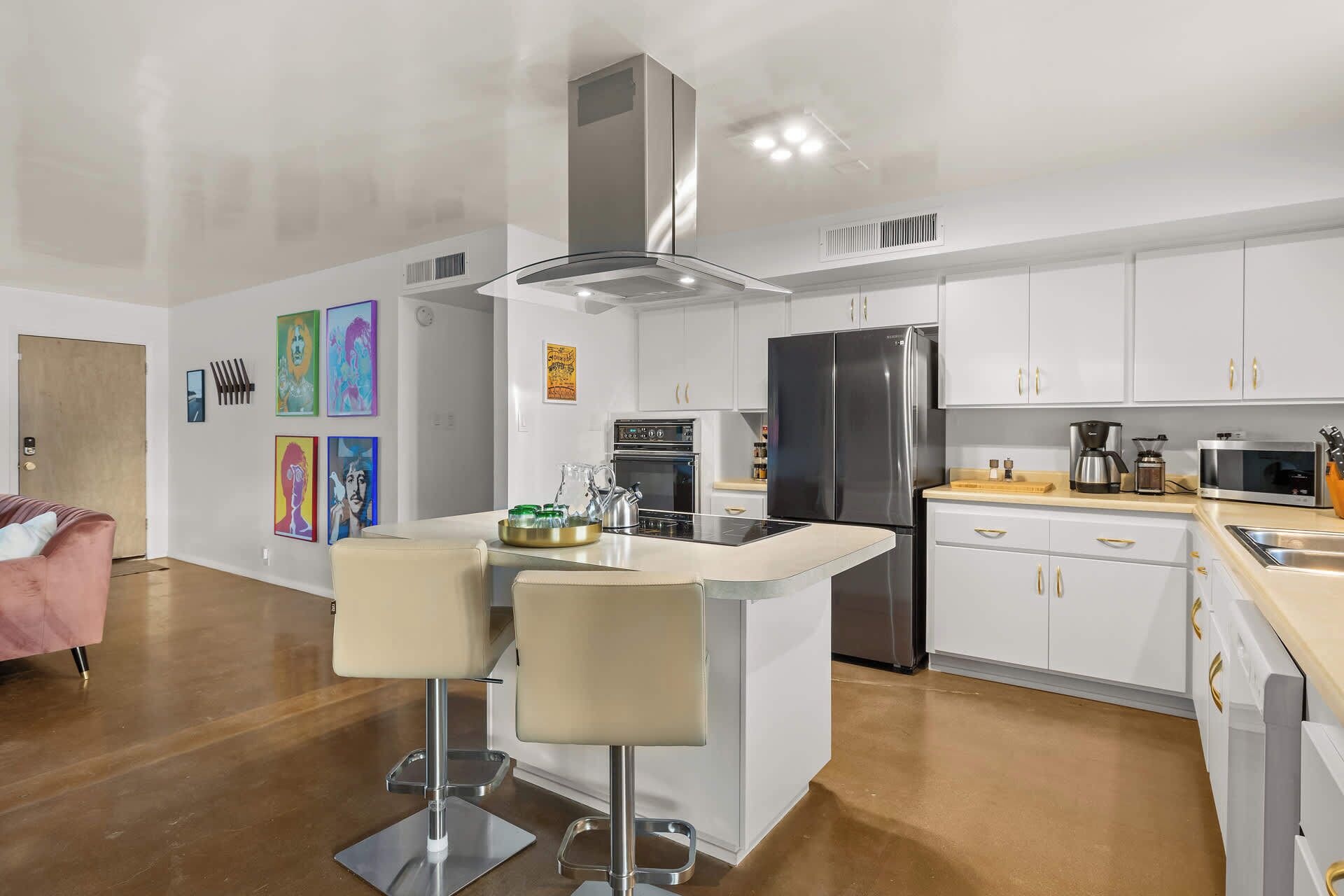 Coffee/tea maker, fridge, microwave, oven