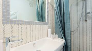 City-Stadtwohnung | Badezimmer | Dusche, kostenlose Toilettenartikel, Haartrockner, Handtücher