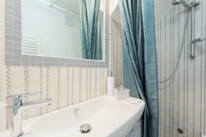 Shower, free toiletries, hair dryer, towels - Palazzo San Rocco by Wonderful Italy (Bari)