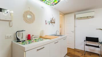 Residenza City | Cucina privata | Frigorifero, macchina per caffè espresso, bollitore elettrico