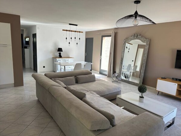 Smart TV, fireplace - Maison Avec Piscine (Pont-Saint-Esprit)