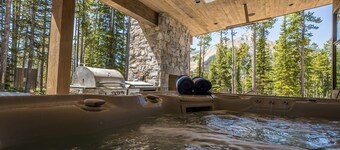 New Custom Luxury Home with Hot Tub and Easy Ski Access!