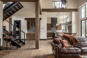 テレビ、暖炉、DVD プレーヤー