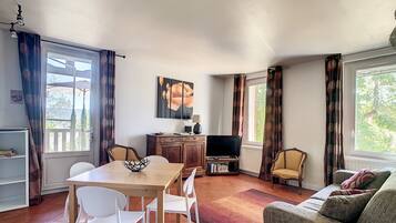 Smart-TV, DVD-Player, BĂŒcher