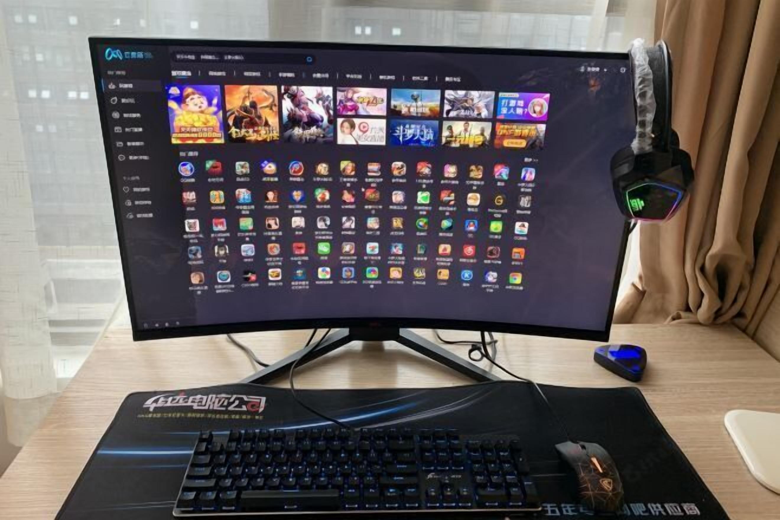 Een computeropstelling met een gebogen monitor, toetsenbord, muis en gaming-accessoires op een bureau.