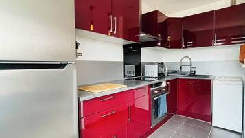 Réfrigérateur, micro-ondes, four, plaque de cuisson