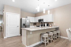 ثلاجة، ميكروويف، فرن، موقد طهي مسطح