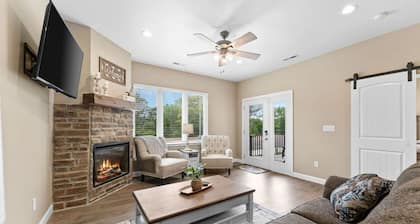 Spacious 3BR Condo with Free Attraction Tickets, Indoor Pool & Hot Tub - Central Location!