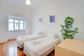 4 chambres, bureau, fer et planche à repasser, lit parapluie