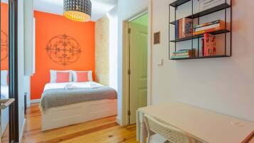 4 slaapkamers, een bureau, een strijkplank/strijkijzer, reisbedje