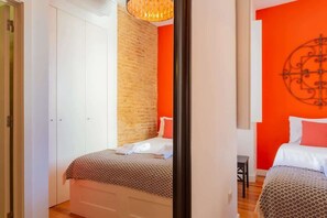 4 間睡房、書桌、熨斗/熨衫板、可攜式嬰兒床