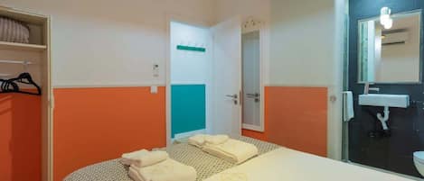 4 Schlafzimmer, Schreibtisch, Bügeleisen/Bügelbrett, Reisekinderbett