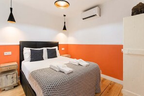 4 chambres, bureau, fer et planche à repasser, lit de bébé portatif