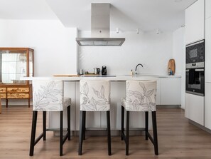 Frigorífico, microondas, horno y lavavajillas