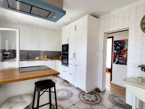 Kühlschrank, Mikrowelle, Ofen, Geschirrspüler