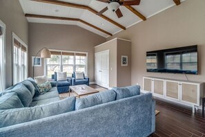 Televisión y chimenea 