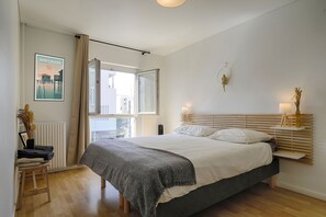 2 slaapkamers, een strijkplank/strijkijzer, reisbedje, gratis wifi