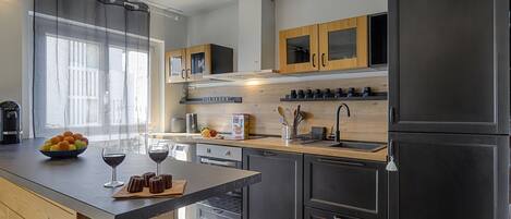 Réfrigérateur, micro-ondes, four, plaque de cuisson