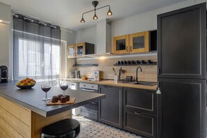 Kühlschrank, Mikrowelle, Ofen, Herdplatte