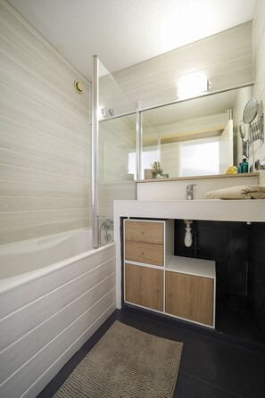 SĂšche-cheveux, serviettes fournies, papier toilette