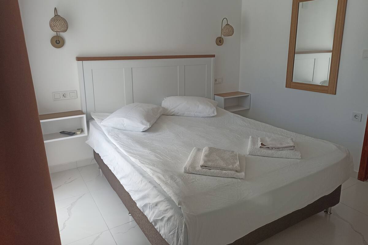 WiFi (free), bed sheets