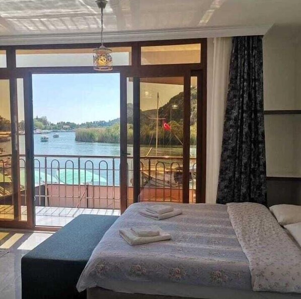 Habitación de lujo, 1 cama de matrimonio con sofá cama, vistas al lago | Wifi gratis y ropa de cama