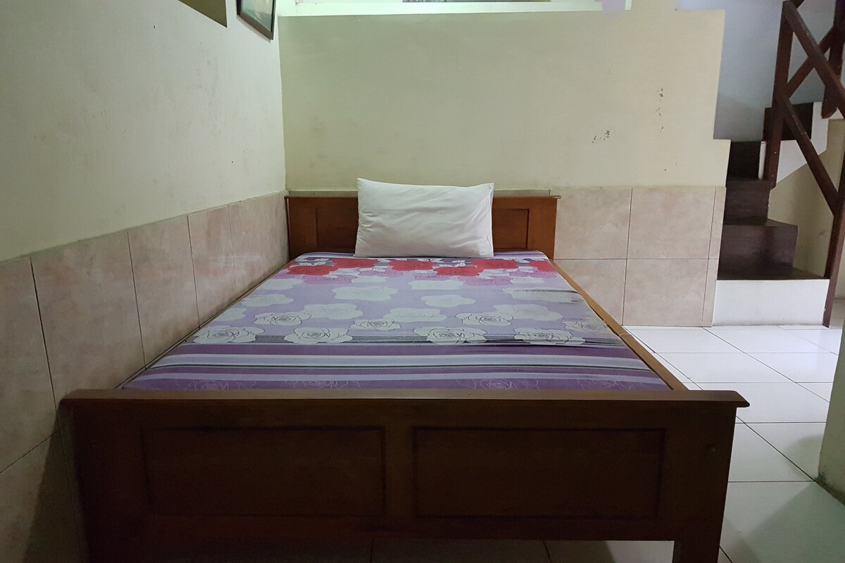Laptop workspace, WiFi (free), bed sheets