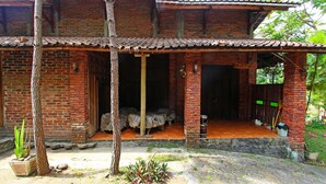 A traditional brick building with a tiled roof and a covered porch. - Hotel O Kopi Klotok Homestay Syariah (Secang)