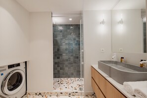 Douche, serviettes fournies