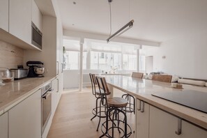 Kühlschrank, Mikrowelle, Ofen, Herdplatte