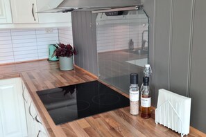 Apartment | Private kitchen | Fridge, microwave, oven, stovetop - Norhernlight Luxus Home -5 min Airport-free Park (Tromsø)