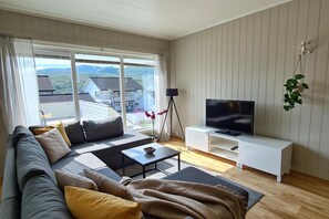 Apartment | Living area | Fireplace - Norhernlight Luxus Home -5 min Airport-free Park (Tromsø)