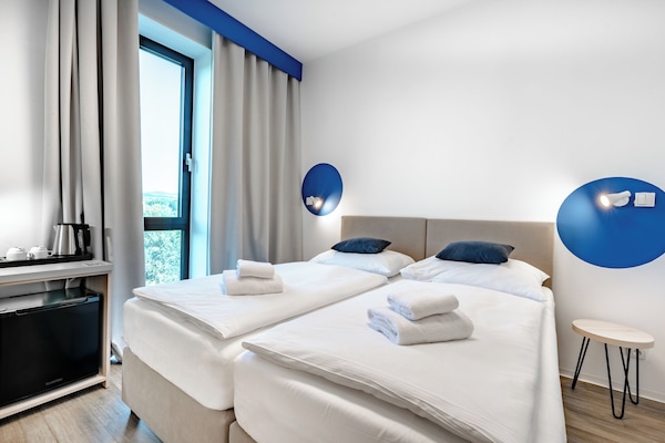 Escritorio, sistema de insonorización y wifi gratis