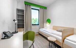 經濟四人房 | 書桌、隔音、免費 Wi-Fi