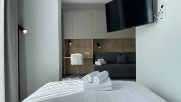 Deluxe appartement, 1 queensize bed met slaapbank, niet-roken | 1 slaapkamer, een kluis op de kamer, een bureau