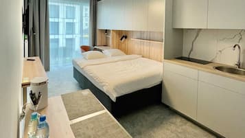 1 habitación, caja de seguridad en la habitación y escritorio