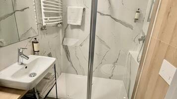 Dusche, Haartrockner, Handtücher, Seife