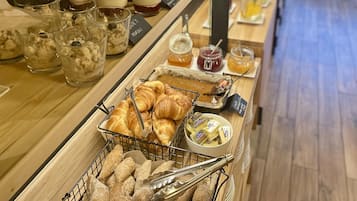 Desayuno buffet diario (PLN 55 por persona)