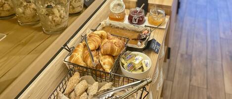 Daily buffet breakfast (PLN 55 per person)