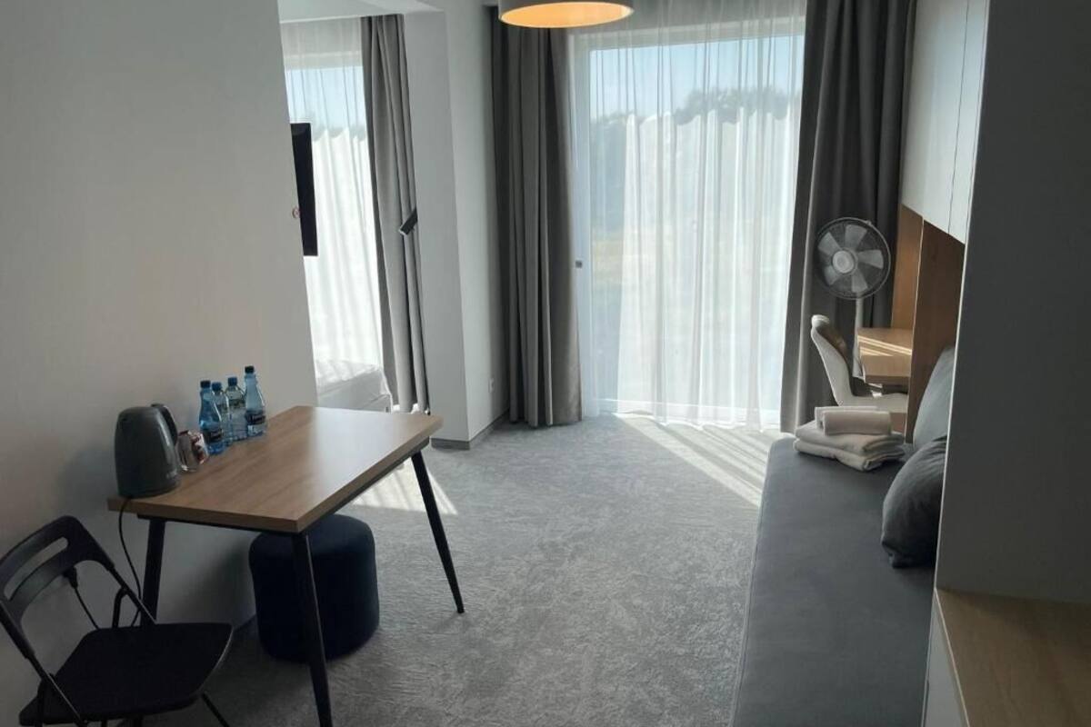 Apartemen Deluks, 1 Tempat Tidur Queen dengan tempat tidur Sofa, Bebas Asap Rokok | 1 kamar tidur, brankas, meja kerja, dan setrika/meja setrika