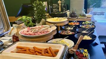 Daily buffet breakfast (PLN 55 per person)