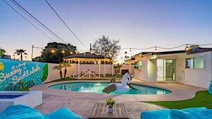 A backyard with a swimming pool, a covered patio, and a modern house. - The No Bad Days Villa - Family Retreat -Central (Phoenix)