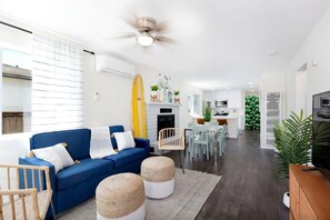 テレビ、暖炉、書斎 / ワークスペース