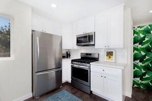 Fridge, microwave, oven, stovetop - Heart of San Diego | Close2TopAttractions (San Diego)