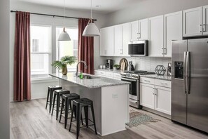 Kylskåp, mikrovågsugn, ugn och spishäll