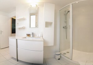 Douche, sèche-cheveux, serviettes fournies