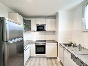 Kjøleskap, mikrobølgeovn, ovn og kokeplater