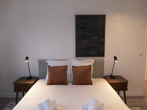 2 bedrooms, desk, iron/ironing board, WiFi
